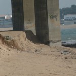 érosion continue autour des piles du pont